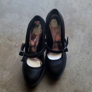 BCBG vintage pums, leather